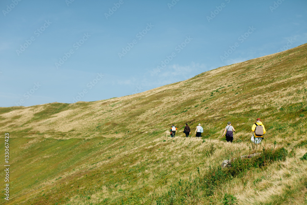Obraz premium the people at the top of the mountain