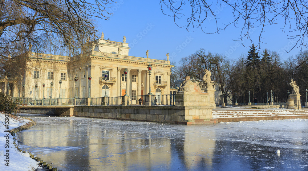 Fototapeta premium Zima w Łazienkach Królewskich w Warszawie - Pałac na wyspie