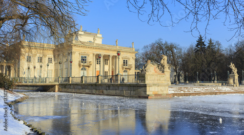 Zima w Łazienkach Królewskich w Warszawie - Pałac na wyspie