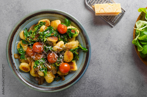 Gnocchi with spinach, garlic and tomatoes