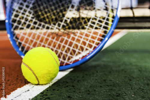 balle de tennis et raquettes sur terrain de tennis