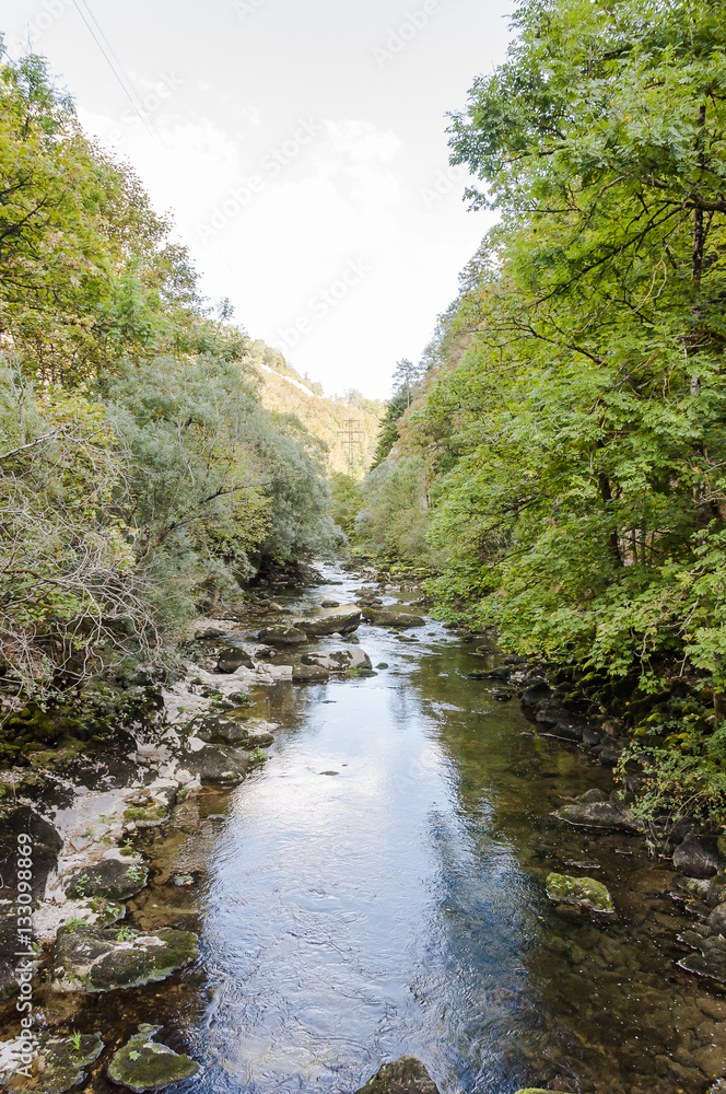 Noiraigue, Dorf, Val de Travers, Jura, Areuseschlucht, Schlucht, Areuse, Fluss, Wald, Waldweg, Wanderweg, Herbst, Herbstwanderung, Schweiz Noiraigue, Dorf, Val de Travers, Jura, Areuseschlucht, Schlucht, Areuse, Fluss, Wald, Waldweg, Wanderweg, Herbst, Herbstwanderung, Schweiz