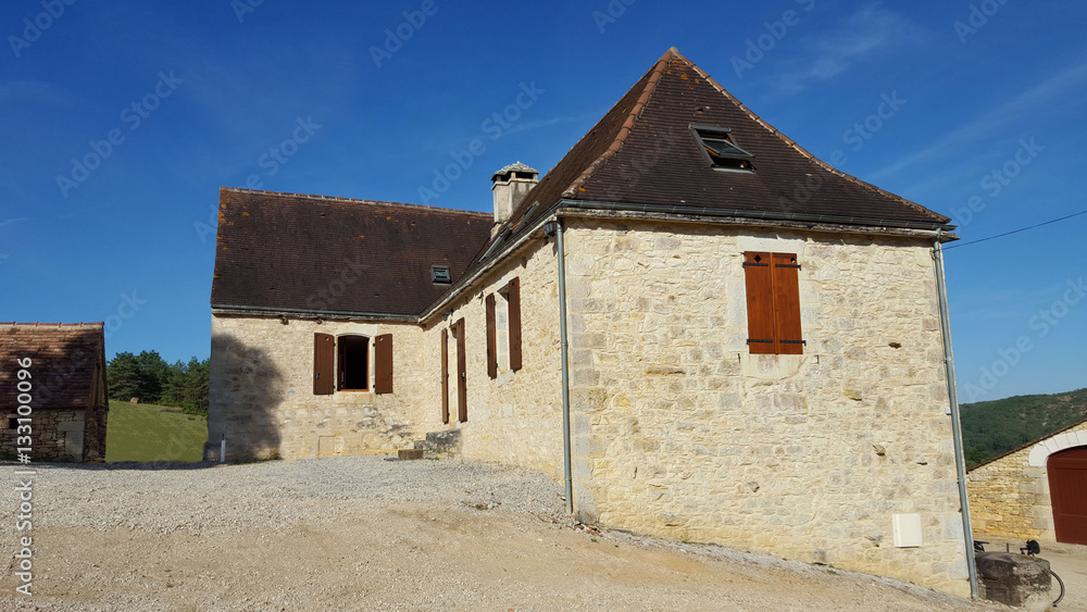 Lot, ferme à Saint Germain du bel air Lot, ferme à Saint Germain du bel air