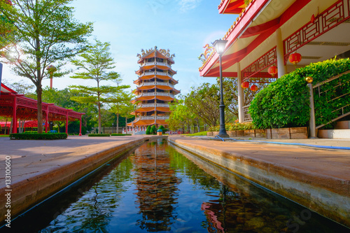 Foto Chinese ancient Pagoda and rill under the sky at Dragon descendants Public museum