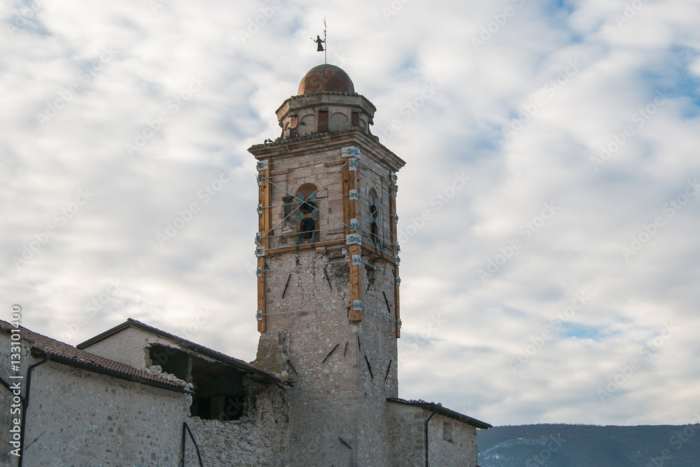 Campanile della chiesa di Norcia distrutto dal terremoto