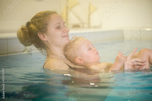 mit dem Säugling schwimmen