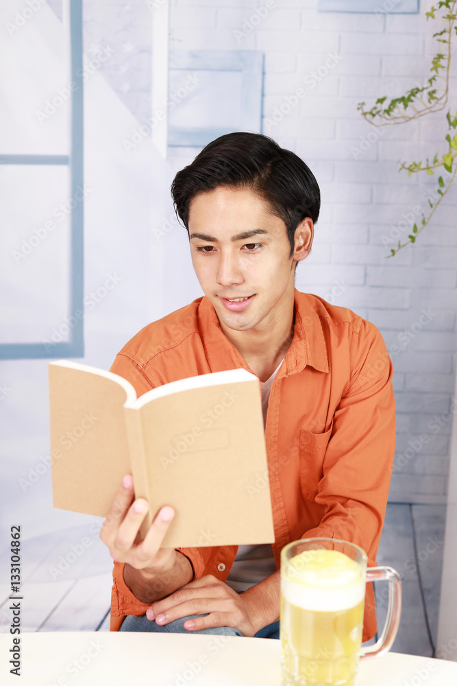 ビールを楽しむ男性 ビールを楽しむ男性