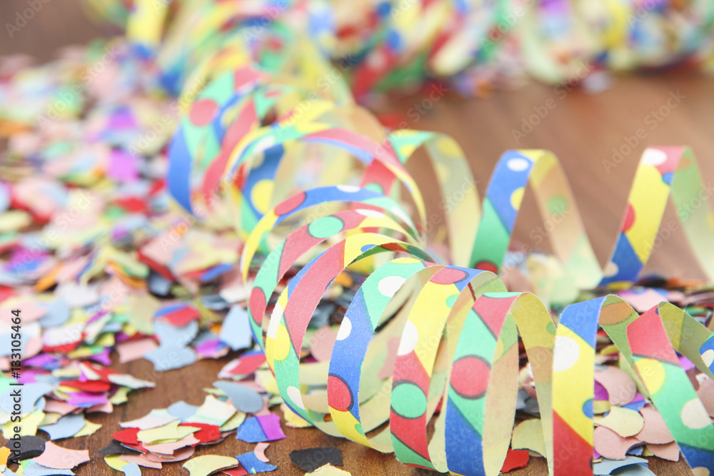Obraz premium Konfetti mit Luftschlangen, Karneval