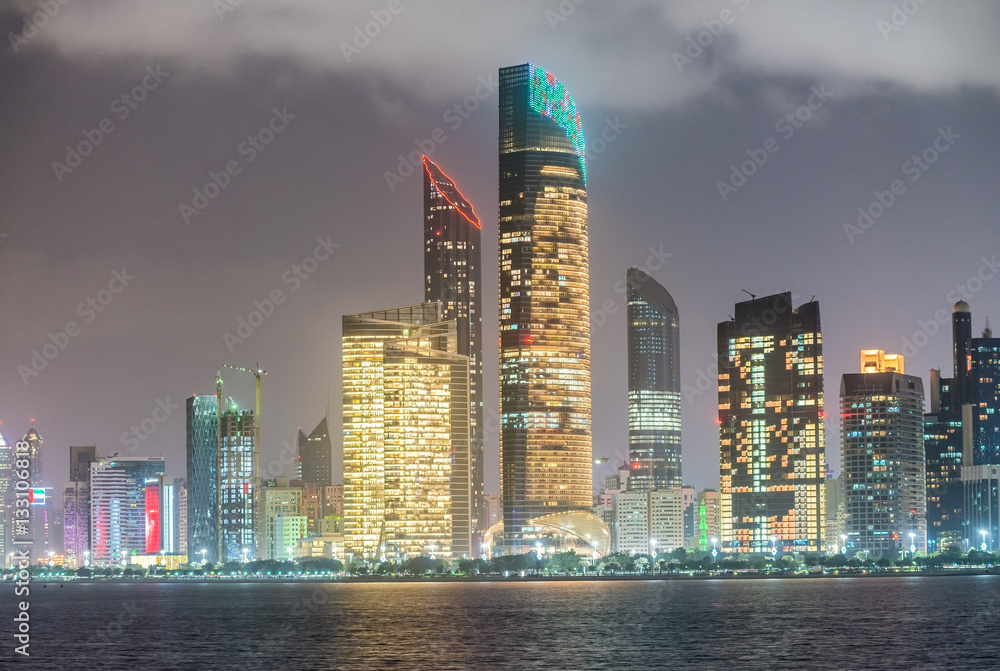 Fototapeta premium Nocna panorama Abu Dhabi, Zjednoczone Emiraty Arabskie