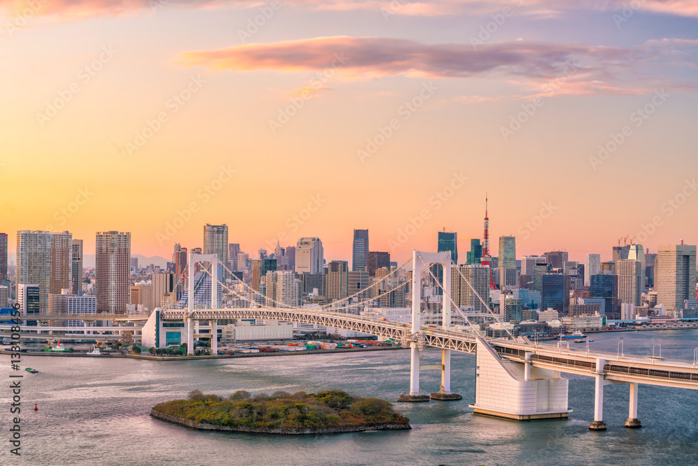 Obraz premium Tokio panoramę z wieżą tokijską i mostem tęczowym