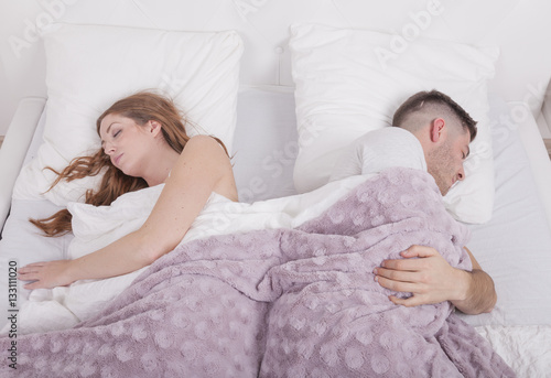 Bild auf Leinwand zerstrittenes pärchen im bett