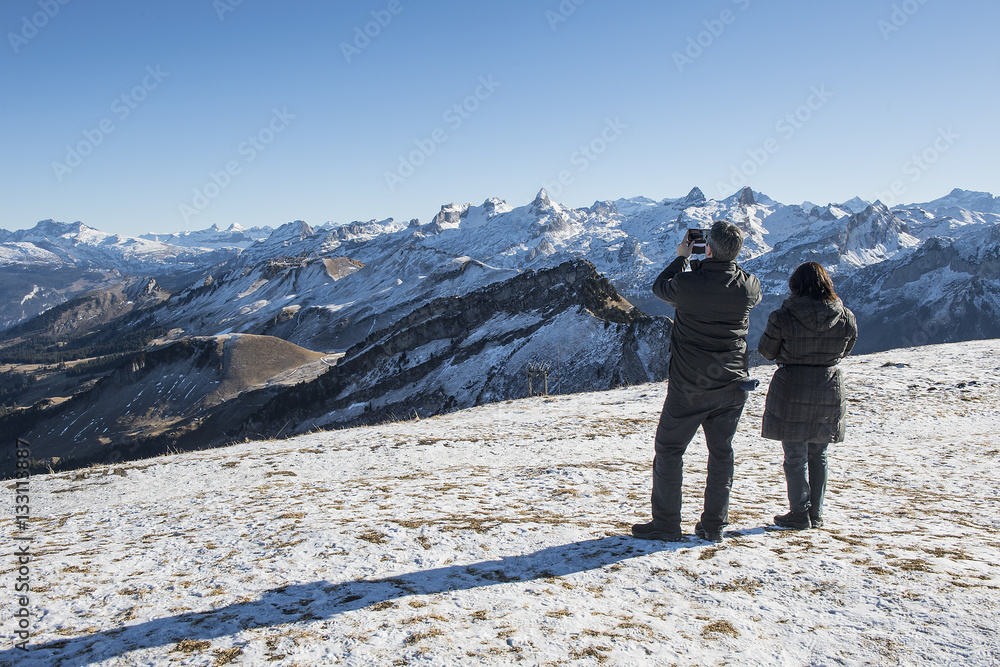 Wanderer auf dem Fronalpstock fotografieren die gegenüberliegende Bergkette, Schwyz, Schweiz