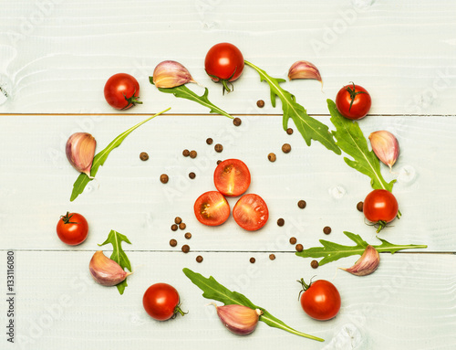 arugula leaves, garlic and tomatoes © be free