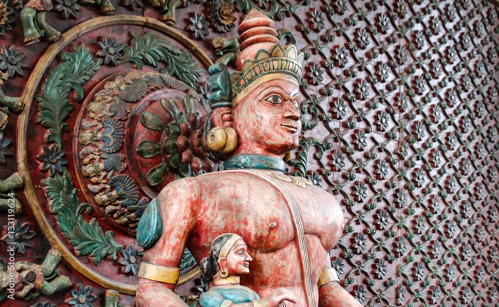 Indische Figuren am Eingangstor