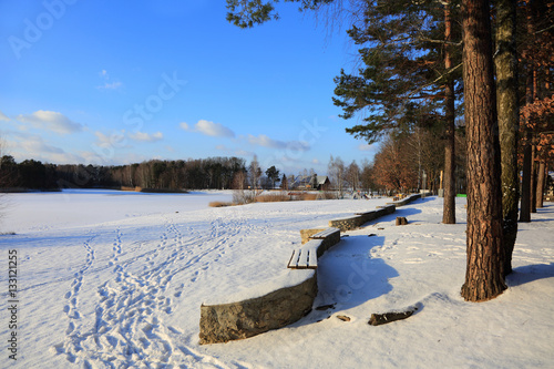 Krajobraz zimowy, ośrodek wczasowy, widok lasu i jeziora.
