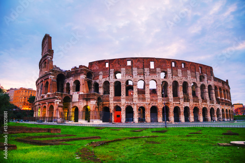 Obraz na płótnie The Colosseum in Rome in the morning w salonie