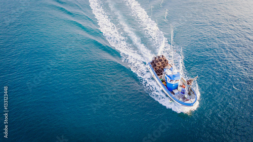 Fischerboot auf dem Meer/Fahrendes Schiff aus der Luft