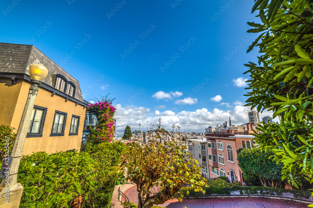 Naklejka premium blue sky over San Francisco bay