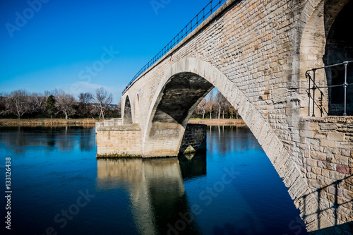 Sur le Pont d'Avignon, on y danse !