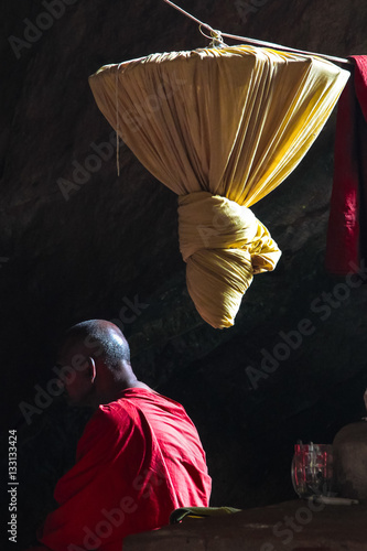 Myanmar - Hpa-an - Mönch in der Kawgungu Höhle photo