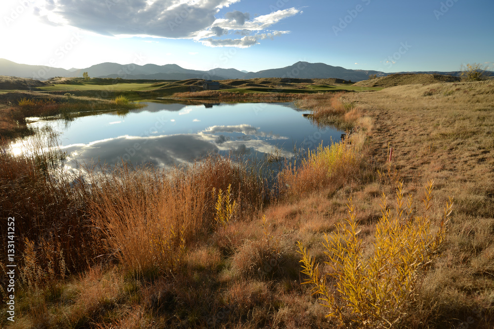 Fototapeta Autumn Mountain Pond - Zachód słońca w małym stawie w Bear Creek Trail Park, Denver - Lakewood, Kolorado. USA