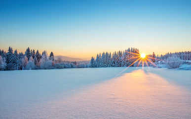 Fototapete Jahreszeiten Majestätischer Sonnenaufgang im Winterbergland  © Jag_cz