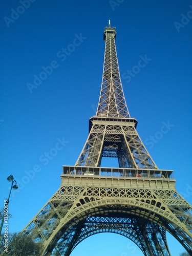 Eiffel tower Paris on blue sky © Cinemagraph