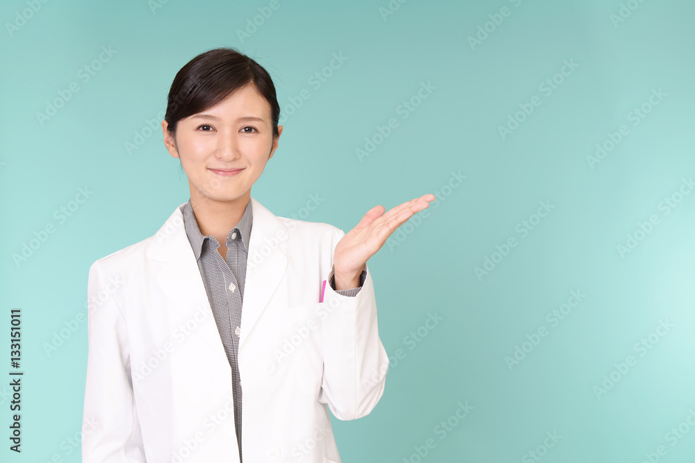 案内する笑顔の薬剤師