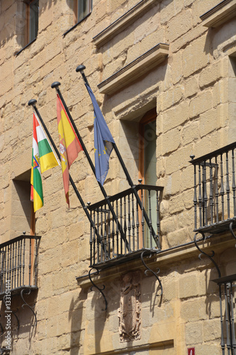 banderas en la fachada de un edificio oficial en Logroño, La Rioja