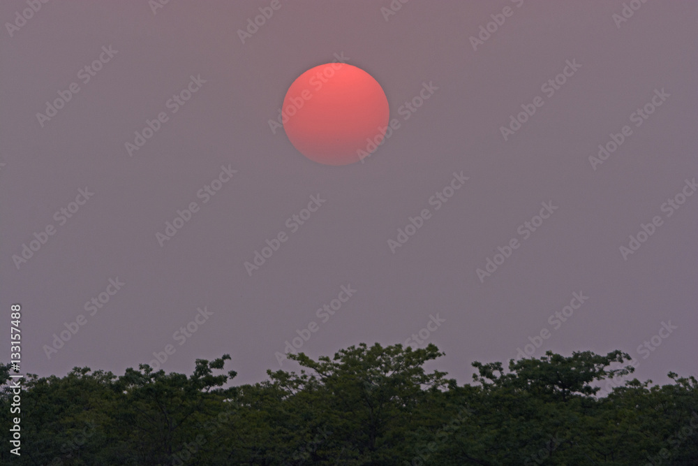 Obraz premium Sun Setting into the Evening Haze