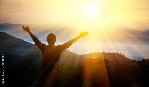Slika na platnu Man thanks God on  mountain.
