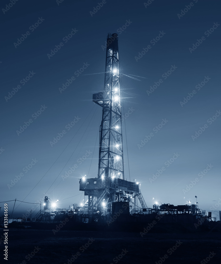 The oil derrick is homework, in the evening The oil derrick is homework, in the evening