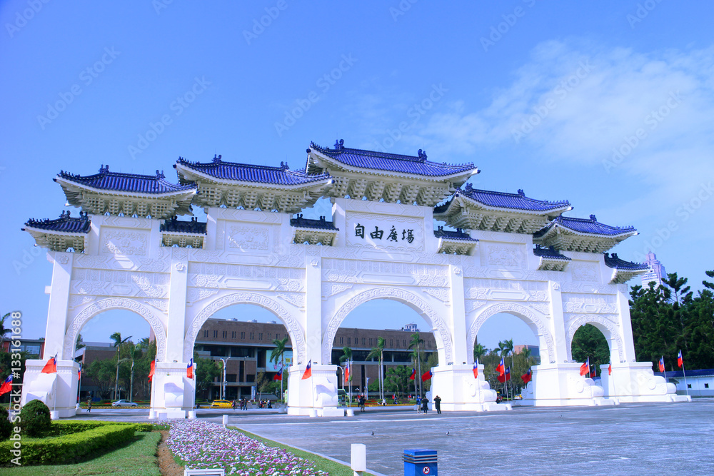 Obraz premium Front gate of Chiang Kai Shek (CKS) memorial hall in Taipei City, Taiwan
