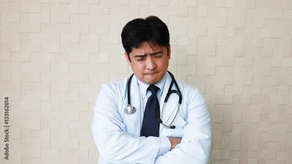 疲れた表情の医師
疲れた表情の医師