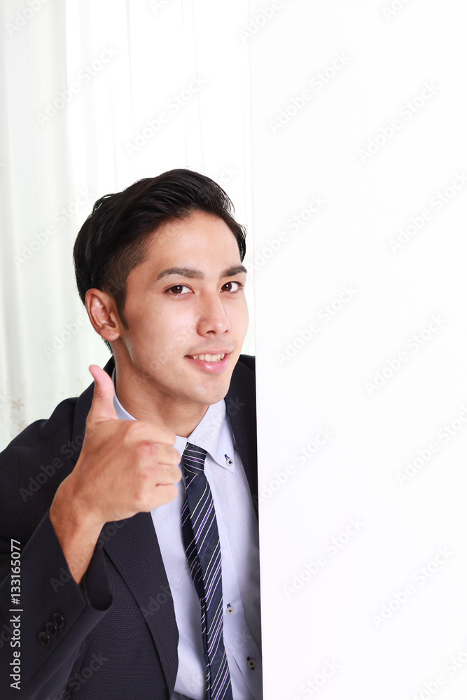 ボードを持つ笑顔のビジネスマン
