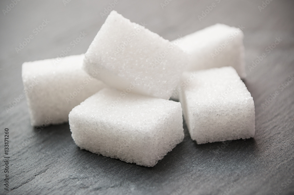 sucre en morceaux blanc sur ardoise sucre en morceaux blanc sur ardoise