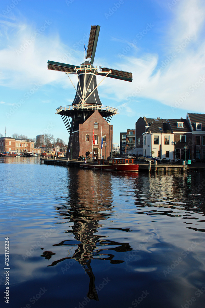 Moulin à vent et son reflet à Haarlem, Pays-Bas