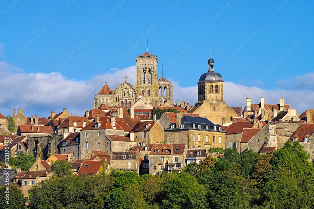 Vezelay, Burgund in Frankreich   - the town Vezelay, Burgundy