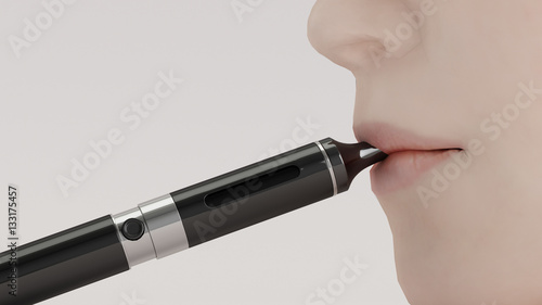 Frau mit E-Zigarette im Mund