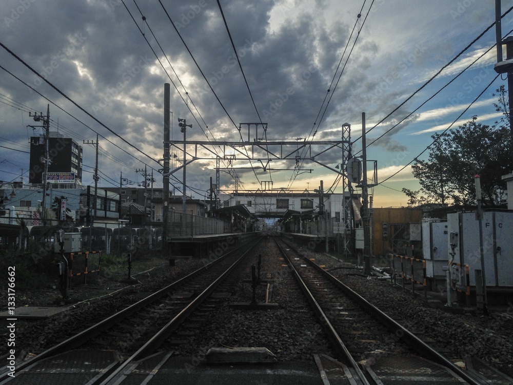 踏切から見た駅と線路