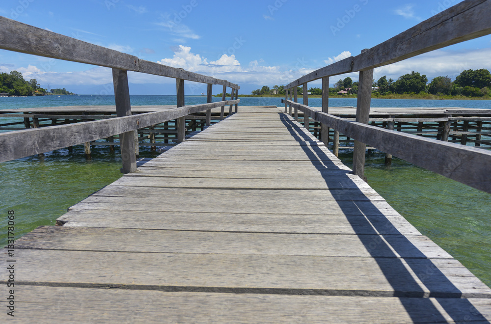 Fototapeta premium Embarcadero de madera en el mar, Indonesia
