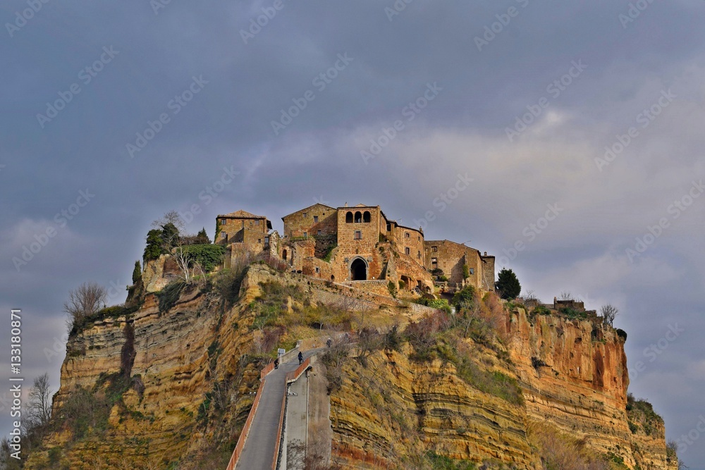 panorama dell'affascinante borgo di Civita di Bagnoregio, il paese sospeso nel vuoto nella Valle dei Calanchi, in provincia di Viterbo in Italia