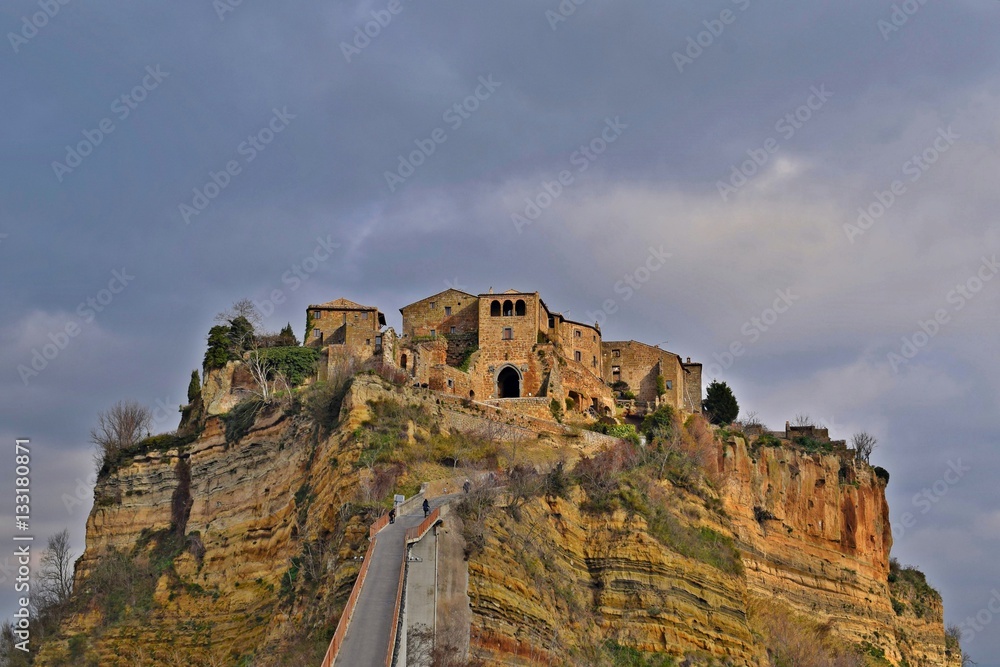Fototapeta premium panorama urokliwej wioski Civita di Bagnoregio, wioski zawieszonej w próżni w dolinie Calanchi, w prowincji Viterbo we Włoszech