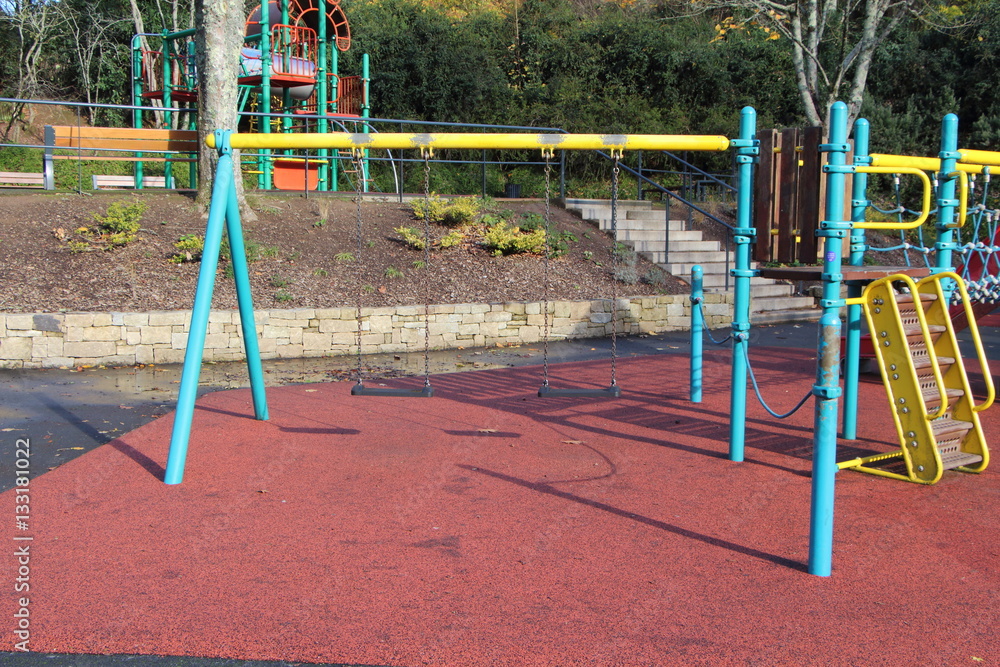 Balençoire sur aire de jeux pour enfants