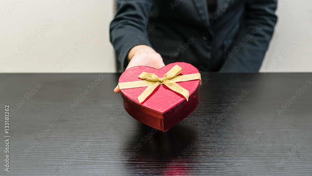 ハート型のプレゼントボックスを差し出す女性 Stock Photo Adobe Stock