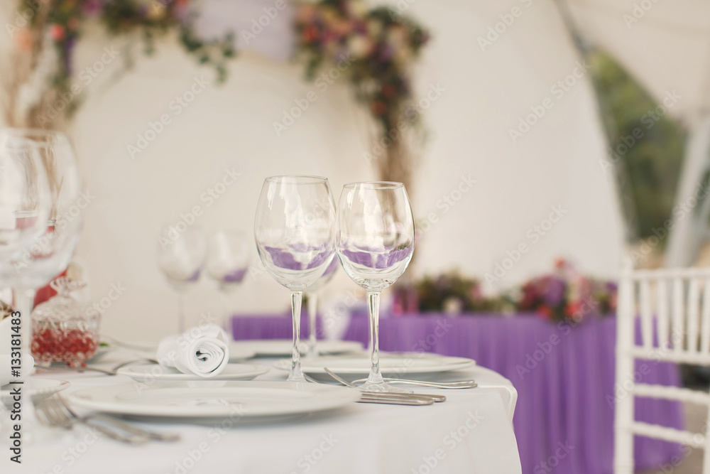 Beautiful wine and champagne glasses in the restaurant. Beautiful wine and champagne glasses in the restaurant.