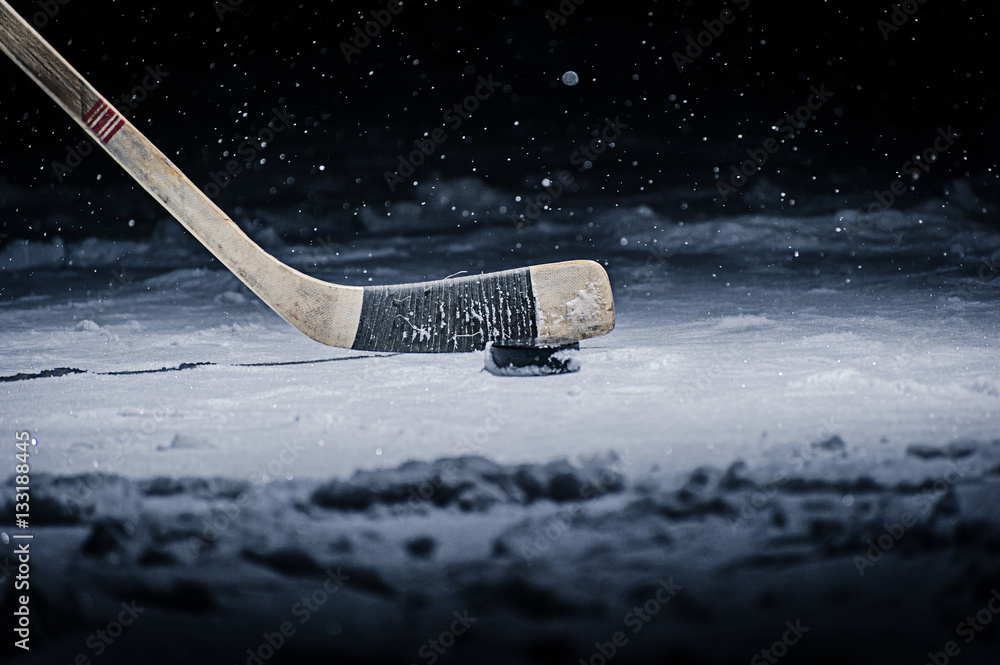 Valokuva Hockey Stick and Puck on the Ice Rink - tilaa netistä  Europosters.fi