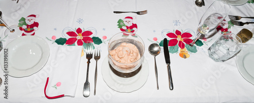 Festlich gedeckter und geschmückter Weihnachtstisch mit einer servierten Vorspeise