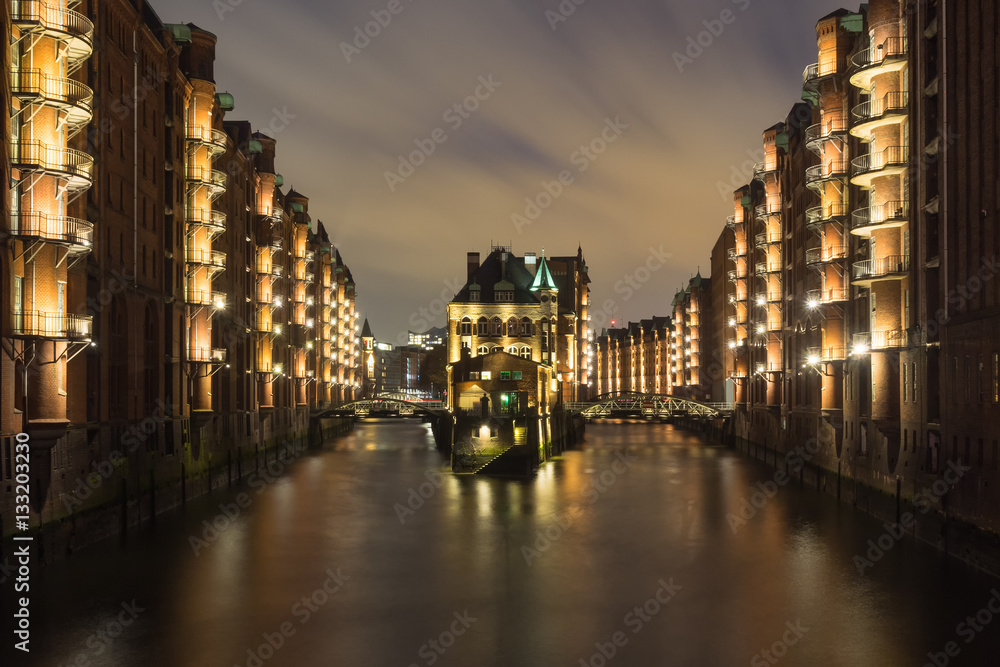 Speicherstadt mit Wasserschloss bei Nacht, Hamburg, Deutschland