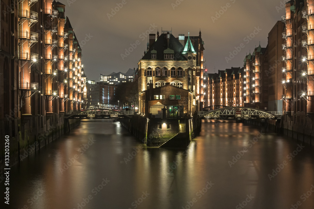 Speicherstadt mit Wasserschloss bei Nacht, Hamburg, Deutschland